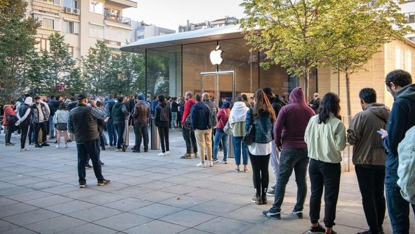 Tam Tamına 57.000 TL’lik Telefon İçin Saatler Öncesinden Kuyruğa Girdiler!