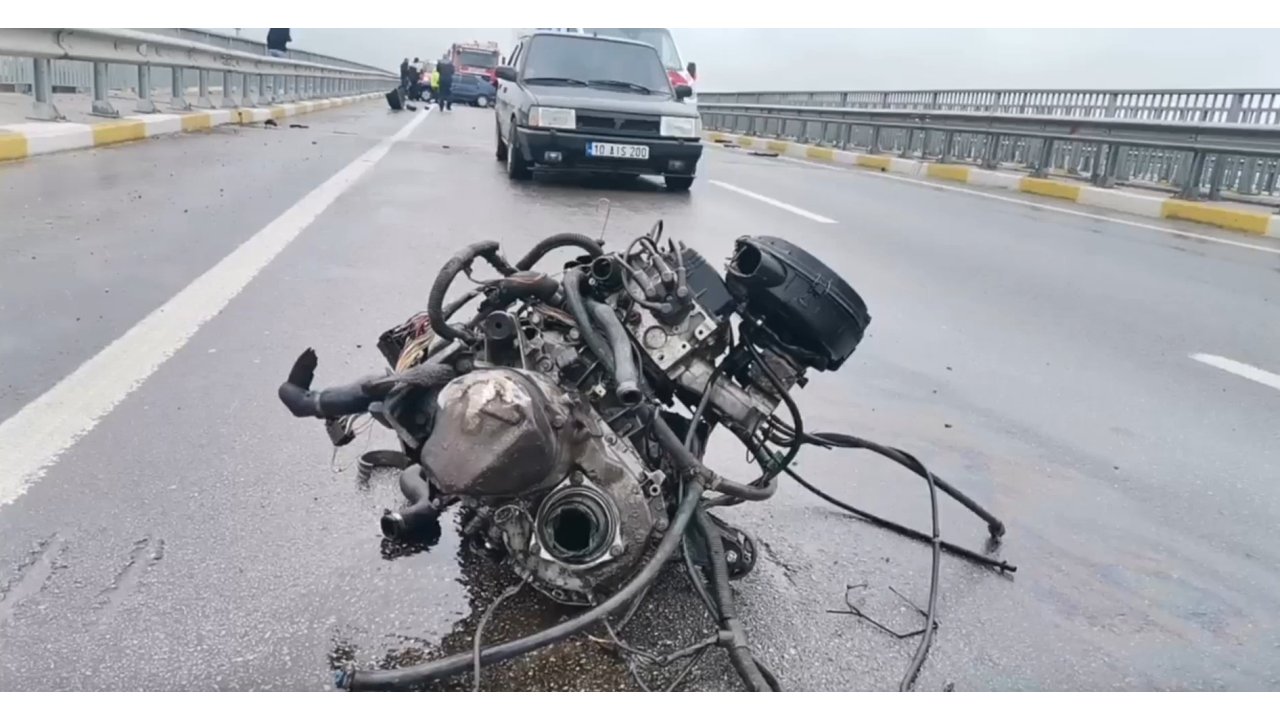 Bariyerlere Çarpan Otomobilin Motoru Metrelerce Savruldu; Sürücü Yaralı