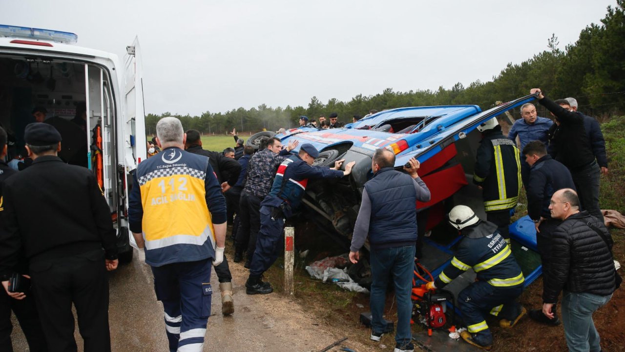 Yolcu Otobüsü, 2 Minibüse Çarptı; 12'si Jandarma Personeli 14 Yaralı (2)