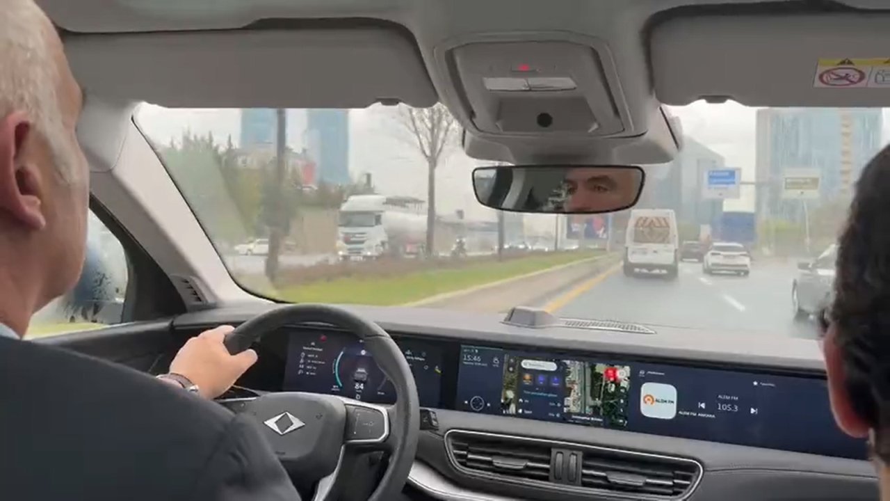 Bakan Ersoy, Makam Aracı Olarak Togg'u Kullanmaya Başladı