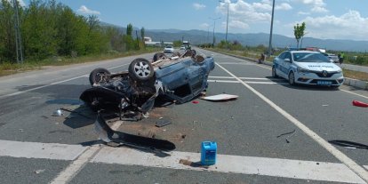 Elazığ'da Hafif Ticari Araç İle Otomobil Çarpıştı: 3 Yaralı